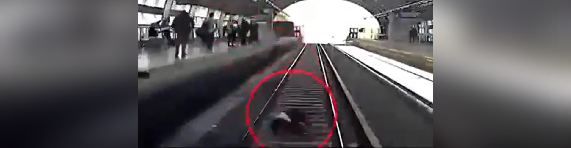 (VIDEO) Se desmayó, cayó a vías del tren, le pasó por encima y se salvó