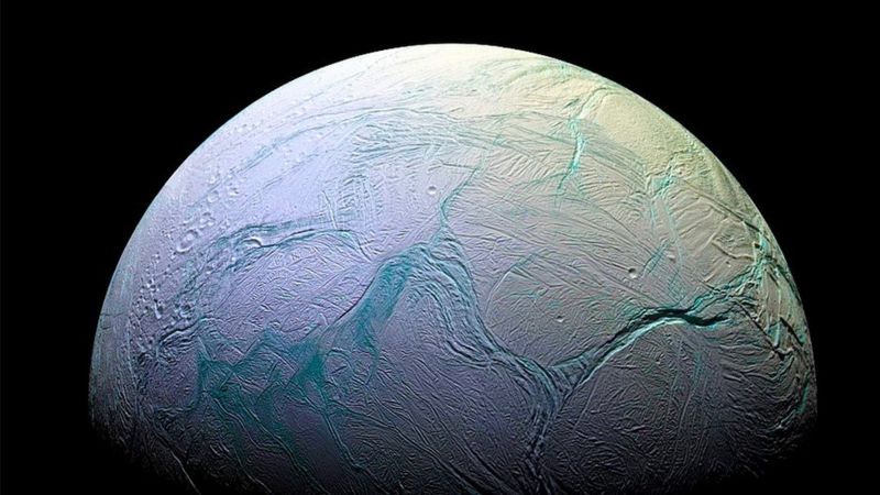 El fascinante descubrimiento de un chorro de vapor de agua de 9.400 km que expulsa una luna helada de Saturno