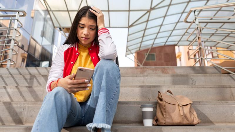 “Chicas al límite”: por qué las adolescentes sufren más la ansiedad y la depresión que provocan las redes sociales